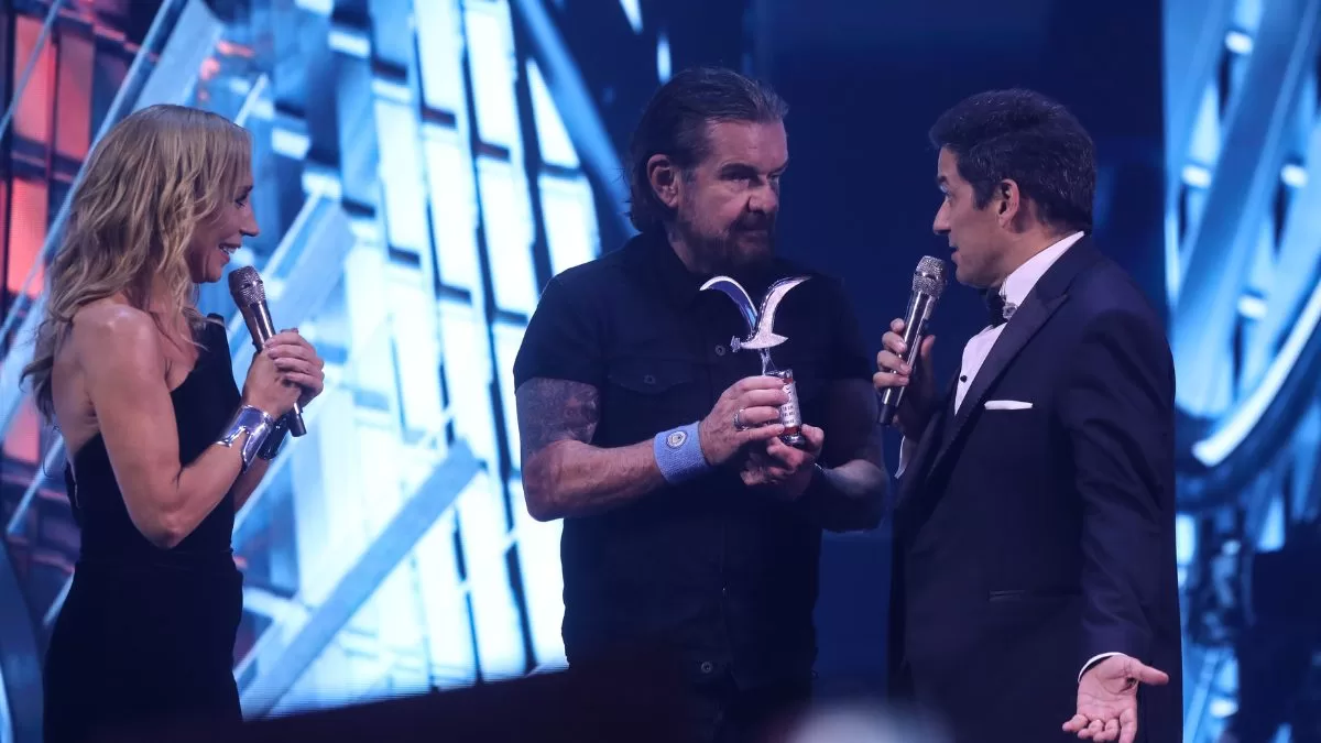 "¿Esto es de plata? ¿Hay una mejor?" The Cult protagonizó insólito cierre en el Festival de Viña y sus animadores quedaron descolocados