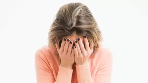 Qué significa ponerte rojo mientras hablas en reuniones, según la psicología