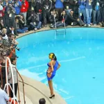 Recordada exreina del Festival de Viña se vuelve viral tras protagonizar inesperado momento: "Vendiendo en la calle"