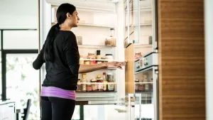 ¿Es verdad que te puede dar la corriente si abres el refrigerador sin zapatos? Esto es lo que dicen los expertos