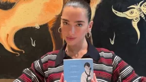 Dua Lipa no solo canta: estos son los libros que recomienda en su club de lectura y que debes leer sí o sí