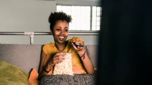 Las 5 mejores películas para relajarse en casa este feriado, según FMDOS