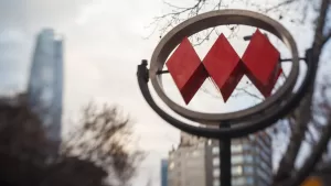 El grave problema al que se enfrenta Metro de Santiago: podría costarle millones de pesos