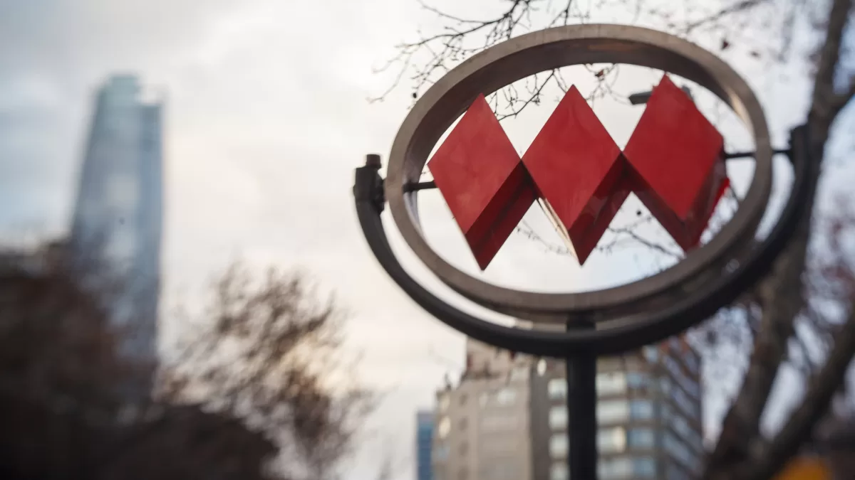 El grave problema al que se enfrenta Metro de Santiago: podría costarle millones de pesos