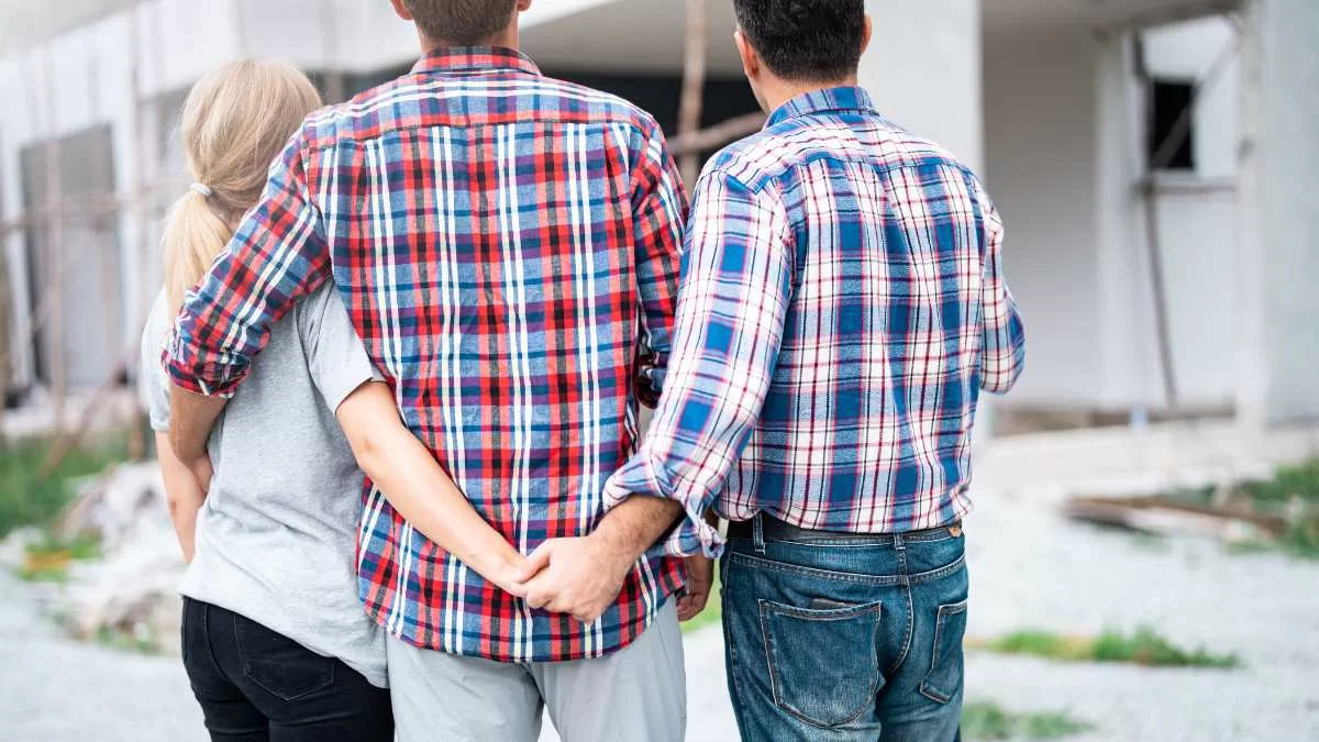 Cómo actúa alguien que está enamorado de otra persona que no es su pareja, según la psicología