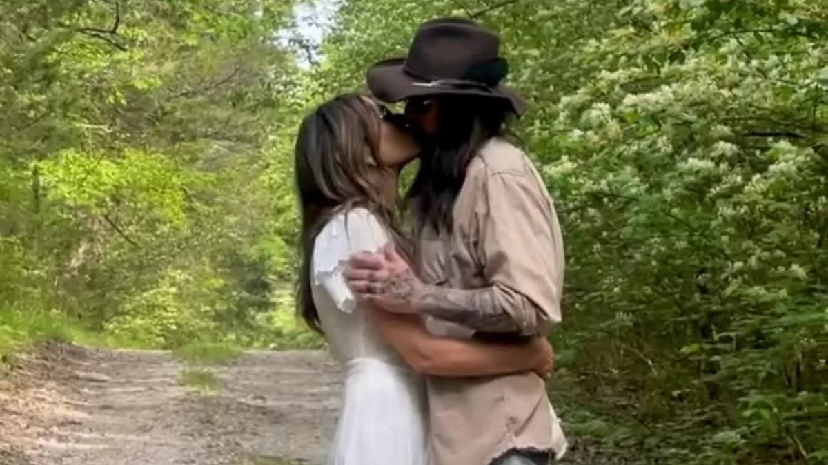 La pareja del momento deja atrás las críticas y se muestra en público por primera vez: "Él está tranquilo y feliz a su lado"