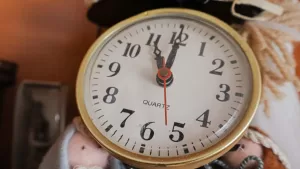 Segundo cambio de hora en Chile: revelan fecha en la que se deberán ajustar nuevamente los relojes