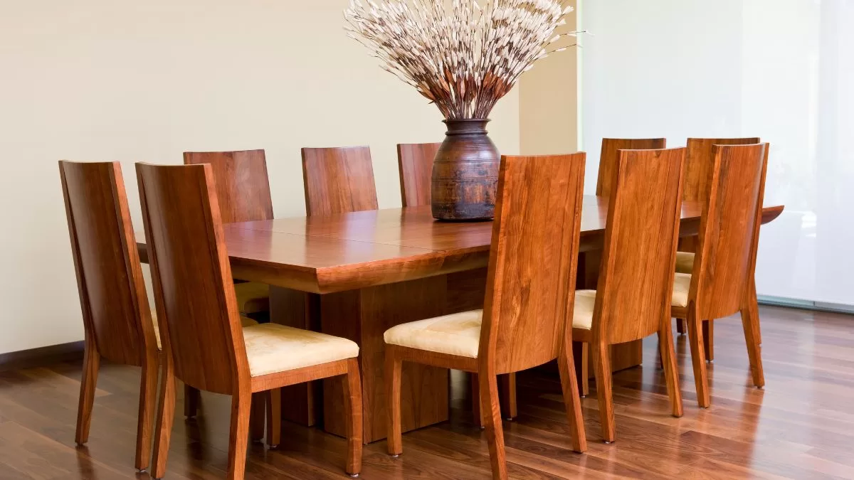 El mejor truco para que tus muebles de madera brillen como el primer día, según los carpinteros