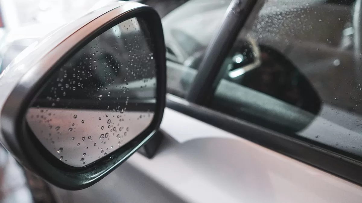 Este es el truco que usan los coreanos para evitar que se empañen los espejos y vidrios del auto