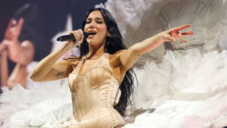 Metro de Santiago anuncia extensión horaria por concierto de Dua Lipa en Chile 2025