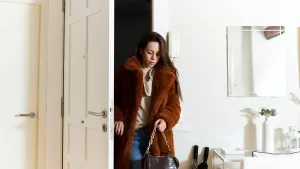 Así es cómo debes limpiar la puerta de tu hogar para atraer la abundancia y prosperidad, según experta en Feng Shui