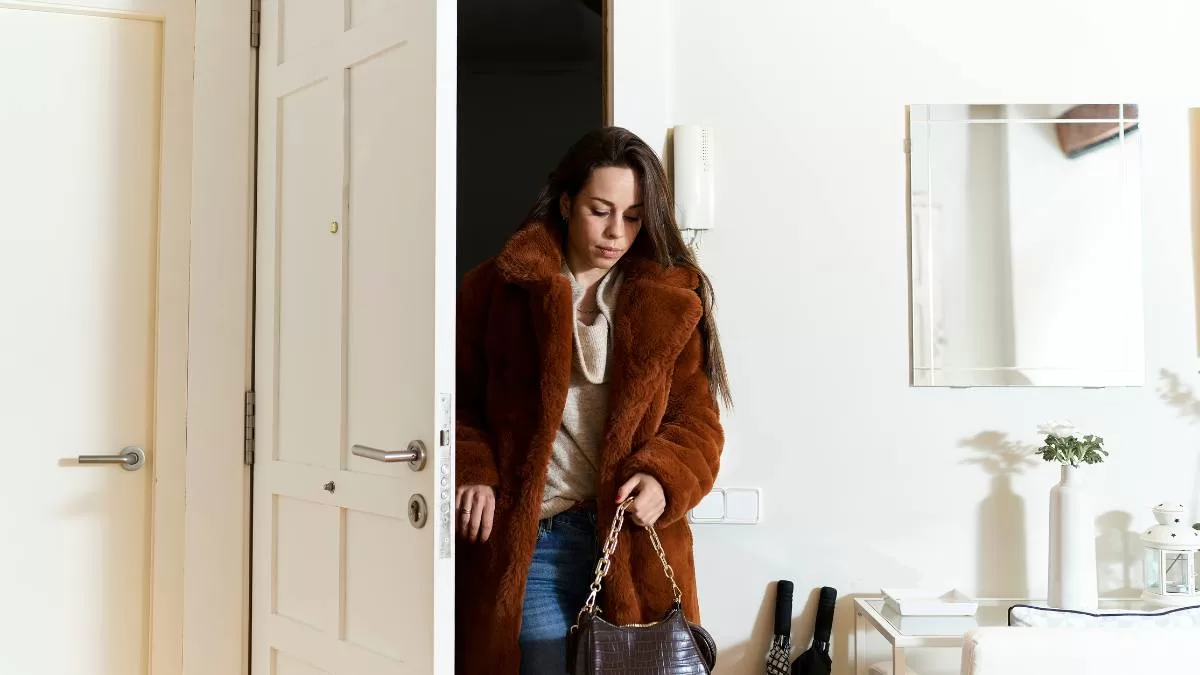 Así es cómo debes limpiar la puerta de tu hogar para atraer la abundancia y prosperidad, según experta en Feng Shui