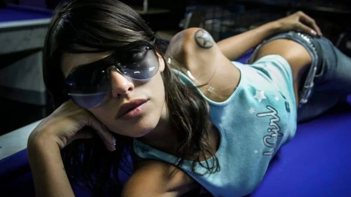 Popular figura del espectáculo chileno es acusada de quedarse con la pareja de su madre: “Se fue a vivir con él”