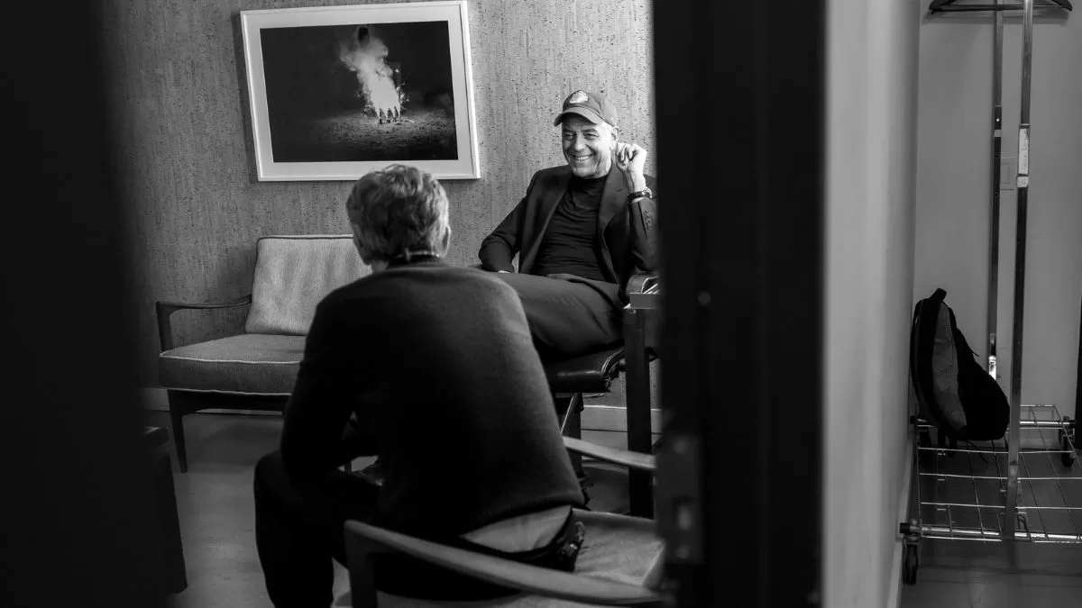 Destacado actor conocido en Chile opina sobre su radical cambio de look: "Llevo gorro para ocultar mi mal pelo"