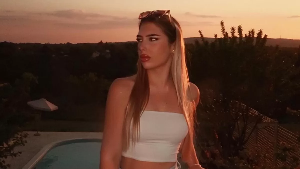 Muere conocida influencer mientras realizaba parapente sobre el mar: el registro provocó conmoción