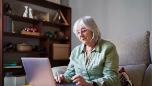 ¿Vives con un adulto mayor? Esto es lo que debes saber sobre la PGU y cómo acceder a ella