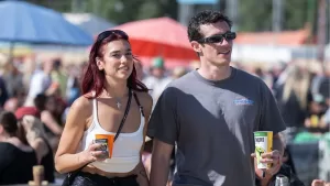 Quién es Callum Turner, el prometido de Dua Lipa y con quien dará el sí