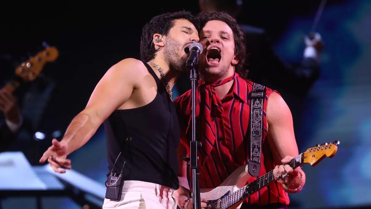 Es uno de los cantantes más famosos del momento y sorprendió al confirmar su relación con actriz chilena: tienen 15 años de diferencia