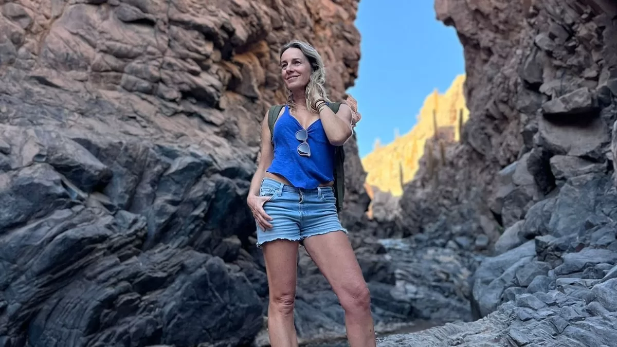 Actriz chilena es sorprendida a los besos con misterioso hombre en un centro nocturno: "Tuvo una alocada noche"