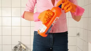 Usar cloro en estas superficies del hogar está prohibido: podrías intoxicar gravemente a tu familia
