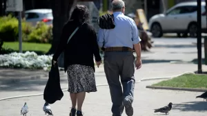 Adultos mayores pagan la mitad del pasaje en el transporte público: así puedes acceder al beneficio
