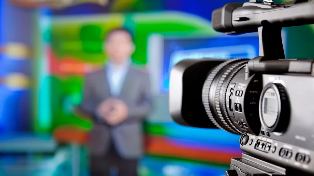 Muere conocido conductor de noticias y genera luto en la televisión: "Se sintió mal y se desvaneció"