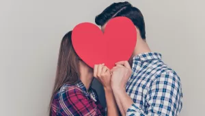 Se enamoró de un hombre 24 años mayor, ocultaron su romance, pero el amor triunfó: la historia que conmovió a FMDOS