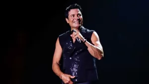¿Lo notaste? El hermoso gesto de Chayanne con sus fans al llegar a Chile