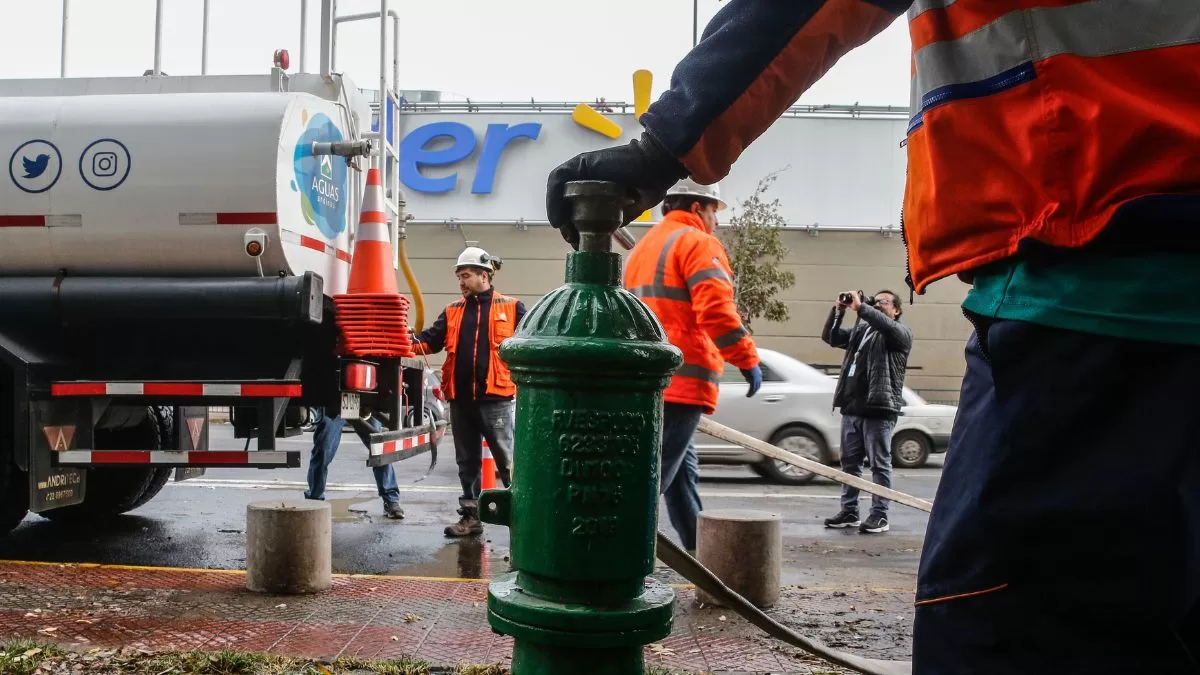 Por hasta 12 horas sin agua potable: corte del suministro afectará a seis comunas de la Región Metropolitana