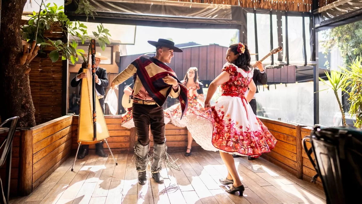 Chilenos podrían alcanzar la felicidad máxima con estos cinco pasos, según la Neurociencia