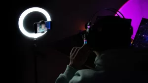 Muere influencer en vivo tras ser humillado y maltratado por sus compañeros: "Es espantoso lo que le hicieron"