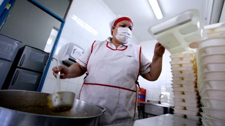 Qué está pasando con las manipuladoras de alimentos en Chile: anuncian paro nacional para este martes