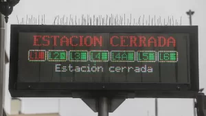 Metro de Santiago anuncia el cierre de algunas estaciones para el feriado del 15 de agosto: "Planifica tu viaje"