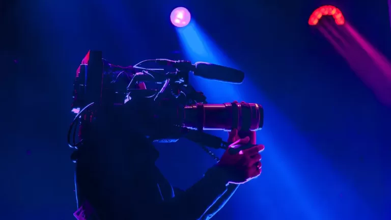 Fatal accidente doméstico: muere conocido actor luego de caer desde el techo de su casa