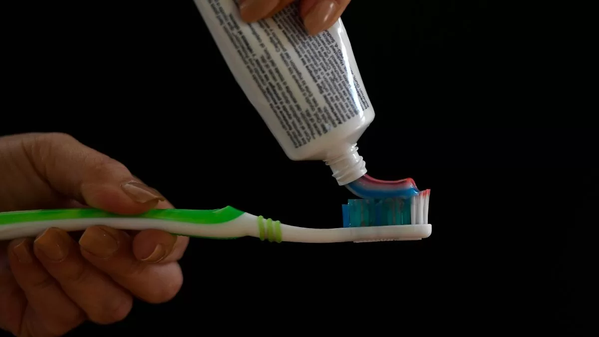 Esta es la polémica pasta de dientes que salió del mercado en Chile tras alerta del SERNAC por posibles riesgos a la salud