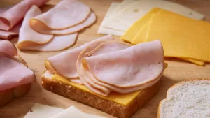 La dura advertencia que hizo el SERNAC a dos reconocidas marcas de jamón en Chile: "Estaríamos ante una situación grave"