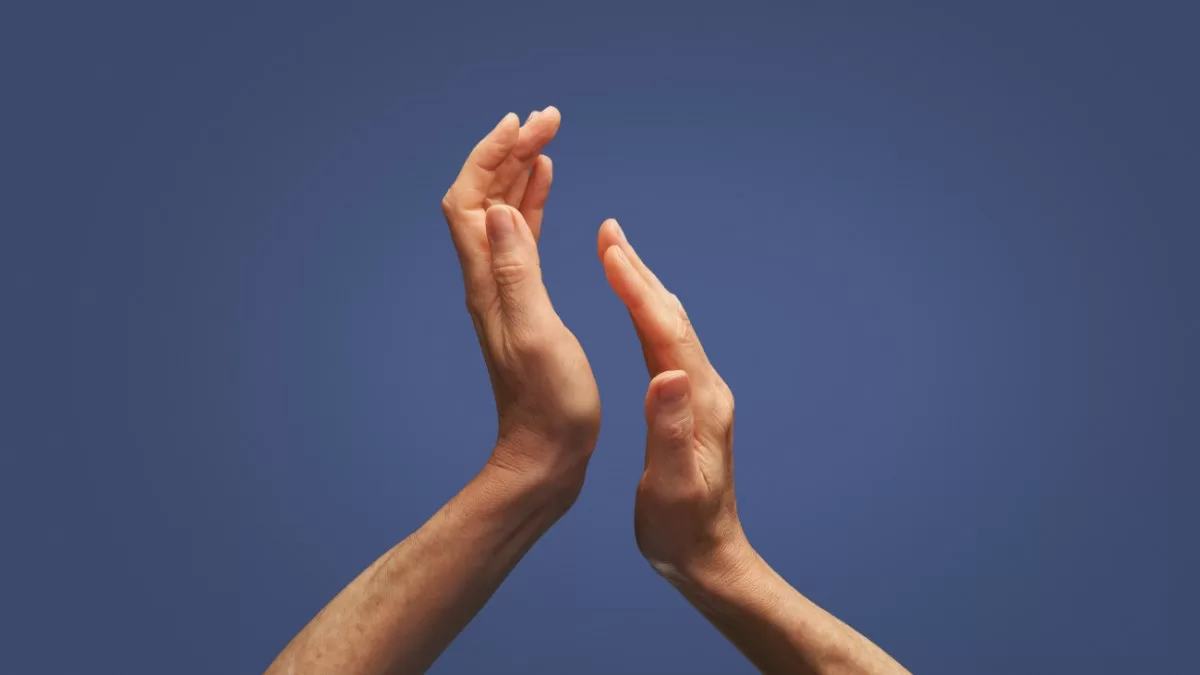 Con este simple movimiento de manos puedes eliminar las malas energías del hogar, según el Feng Shui