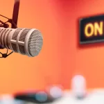 Muere destacado periodista chileno y llena de tristeza las redes: "Dejó marca con su carisma"
