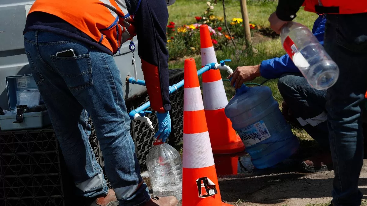 Por hasta 15 horas sin agua potable: corte de suministro afectará a dos grandes comunas de la Región Metropolitana