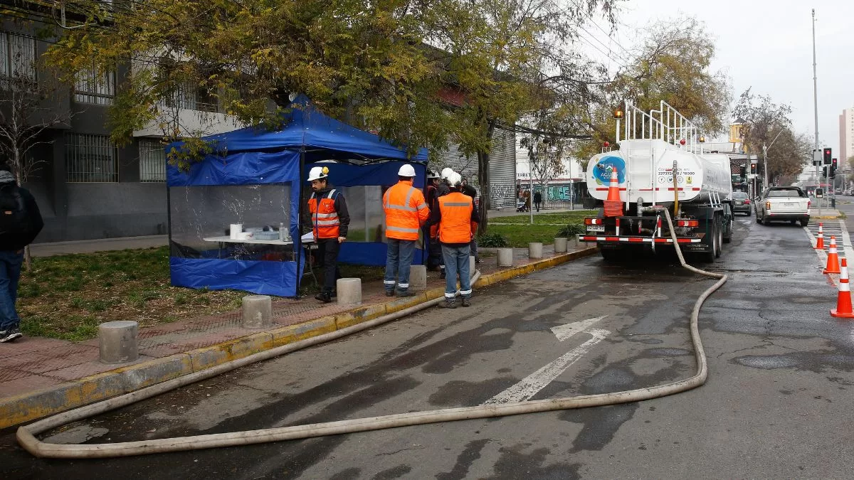 Por hasta 6 horas sin agua potable: corte de suministro afectará a cuatro comunas de la Región Metropolitana