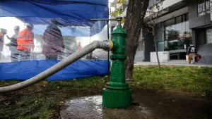 Por hasta 5 horas sin suministro: corte de agua de emergencia afectará a dos comunas de la Región Metropolitana
