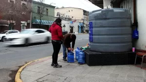 Por hasta 12 horas sin suministro: corte de agua potable afectará a seis comunas de la Región Metropolitana