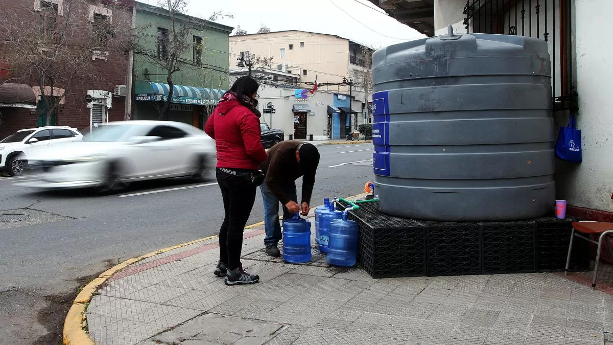 Por hasta 12 horas sin suministro: corte de agua potable afectará a seis comunas de la Región Metropolitana
