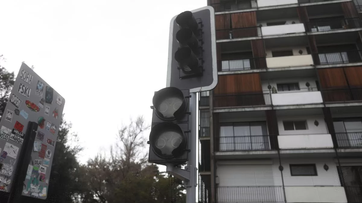 Por hasta casi 8 horas sin electricidad: corte de luz afectará a 11 comunas de la Región Metropolitana