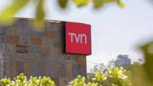 Rostro de TVN renuncia repentinamente y lanza sus dardos: "Dejar de ser un pretexto para ofender a los trabajadores"