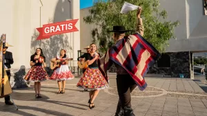 Clases de cueca, juegos típicos y más: panorama GRATIS en Santiago para adelantarse a Fiestas Patrias este fin de semana