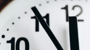 La advertencia del Feng Shui sobre la energía oculta de los relojes en tu dormitorio