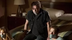 Querido actor actualiza su estado de salud tras sufrir derrame cerebral y sorprende con cruda confesión: "No puedo caminar"