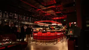 El imperdible de Santiago: casi 40 vinos y una cocina a las brasas en Diablo Vino & Fuego