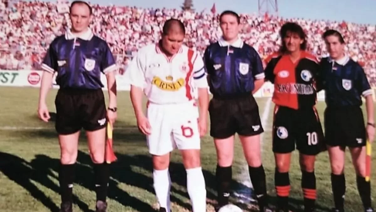 Muere recordado futbolista chileno a los 60 años y llena de tristeza el deporte nacional: "Nuestras más sentidas condolencias"